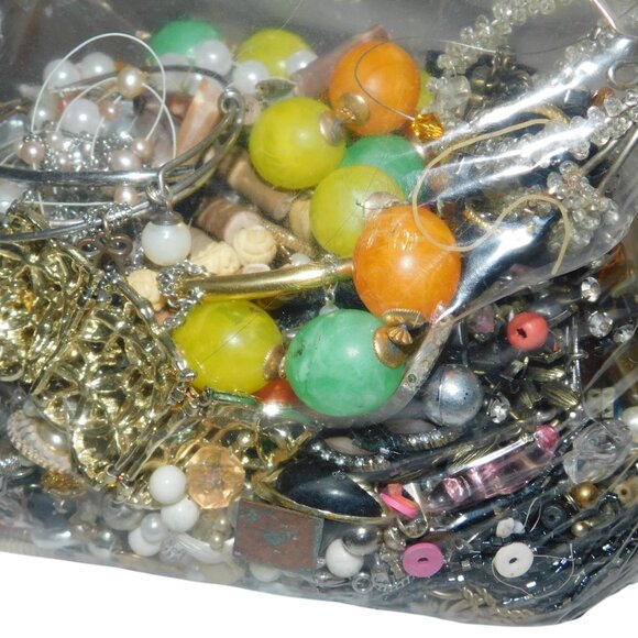 Jewelry Bag Over 4 lbs. Of Craft Jewelry & Beads - Picture 4 of 6